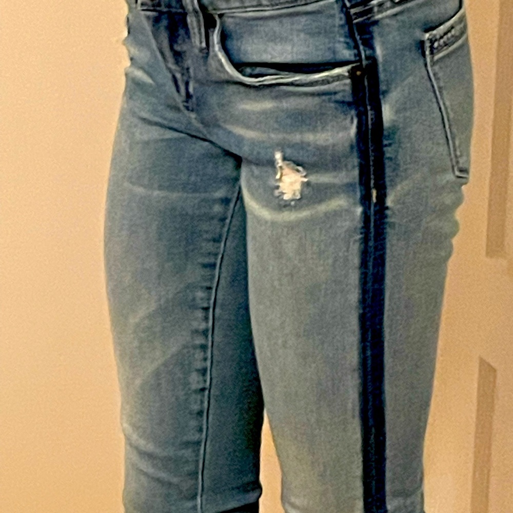 Blue skinny jeans with rip